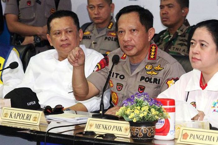 Ilustrasi. Kapolri Jenderal Pol Tito Karnavian (kedua kanan) memberikan pemaparan, didampingi Menko Bidang Pembangunan Manusia dan Kebudayaan Puan Maharani (kanan), Menteri PUPR Basuki Hadimuljono (kiri) dan Ketua DPR Bambang Soesatyo (kedua kiri) saat melakukan pemantauan arus mudik di Posko Terpadu Cikopo, Purwakarta, Jawa Barat, Minggu (10/6/2018). Pemantauan sekaligus percakapan jarak jauh melalui sambungan satelit tersebut guna memastikan kepada masyarakat bahwa arus mudik 2018 di wilayah Jawa Barat berjalan lancar, aman, dan nyaman. (ANTARA FOTO/Risky Andrianto)