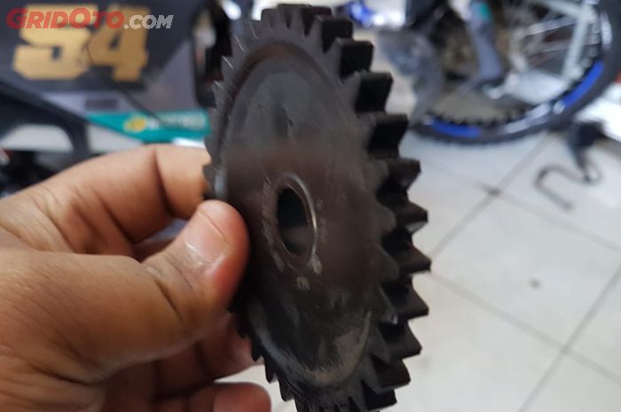 Gir pompa oli KTM 350 EXC-F Six Days yang meleleh akibat lupa isi air radiator