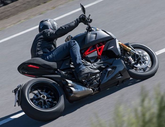 Ducati Diavel 1260 saat sedang berakselerasi