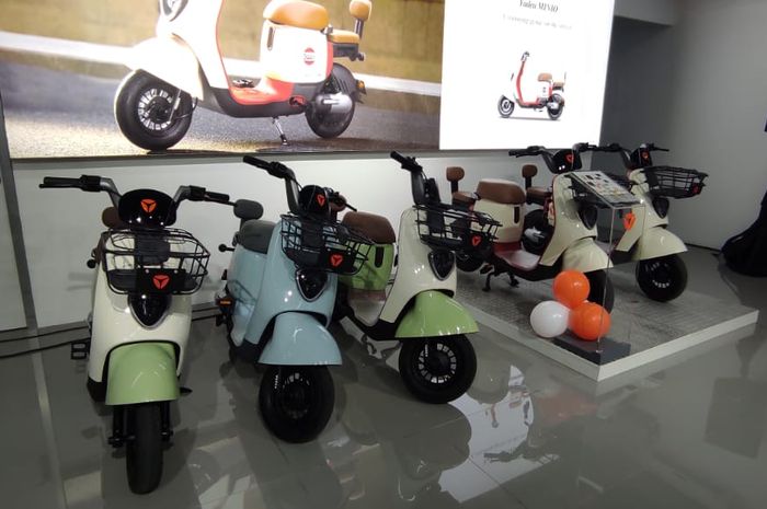 (ilustrasi) pilihan motor listrik baru yang dikenakan subsidi pembelian Rp 7 juta, masih aman buat gaji UMP Jakarta 2024 