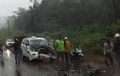 Sudah Jadi Taksi Karyawan, Kijang Innova Hancur Pula Ditampar Rush Pecah Ban Melintir
