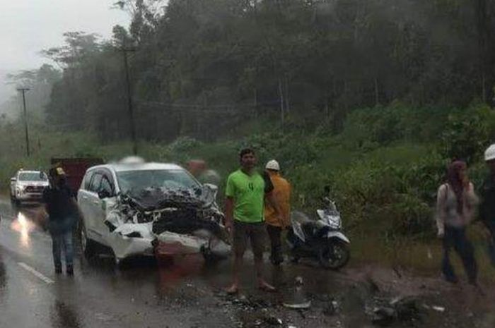 Toyota Kijang Innova yang menjadi taksi karyawan PT Vale hancur ditabrak Toyota Rush pecah ban dari arah berlawanan di Sorowako, Nuha, Sulawesi Selatan