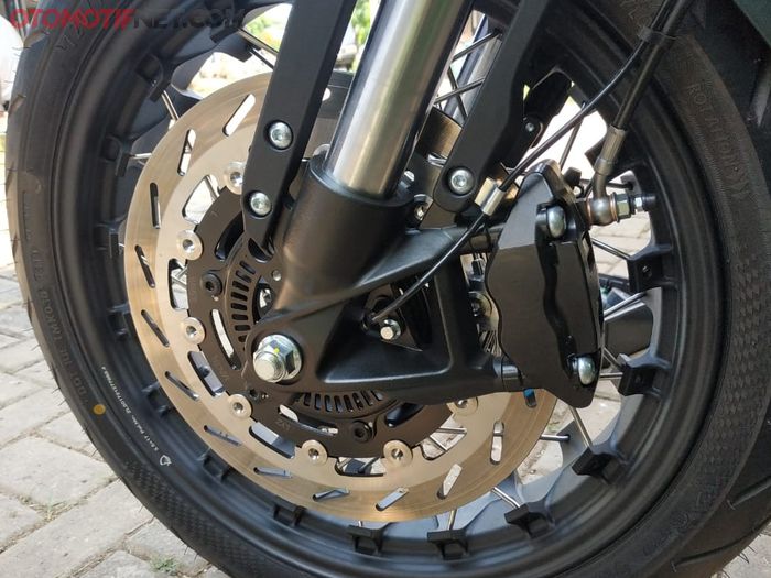 Rem depan SM Sport SM3 model cakram yang dijepit kaliper radial 4 piston