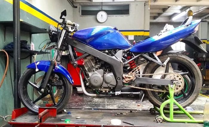 Suzuki FXR 150 dengan sasis twin spar, oil cooler, sokbreker monosok dan banana arm