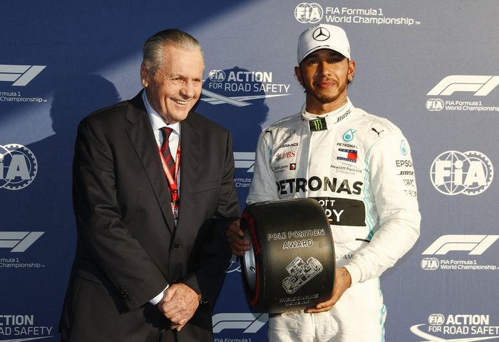 Lewis Hamilton menerima trofi dari Pirelli usai meraih pole position F1 Australia 2019