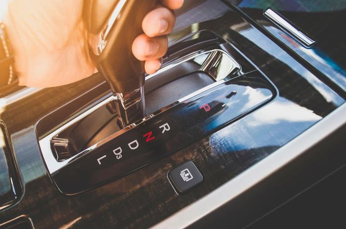 ILUSTRASI. Tuas mobil transmisi matic