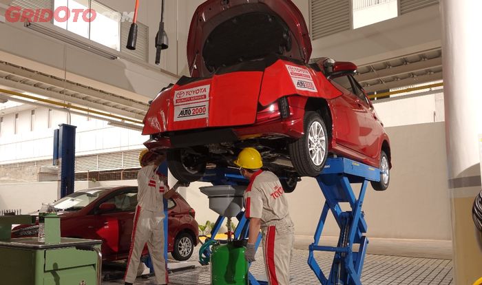 Ilustrasi ganti oli mesin pada mobil