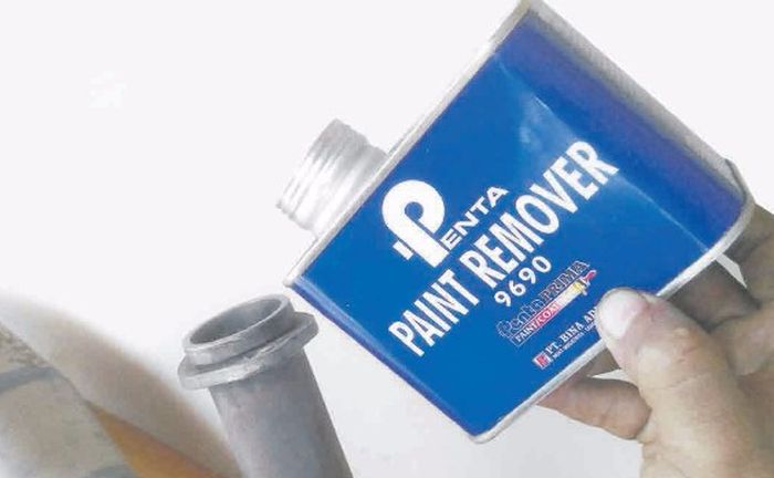 Ilustrasi paint remover buat bersihkan sisa cat semprot sebelum repaint pelek motor 