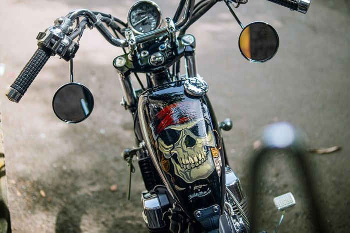 Skinny chopper ini menggunakan tangki bensin custom bergambar tengkorak, kapasitas hanya 6 literan