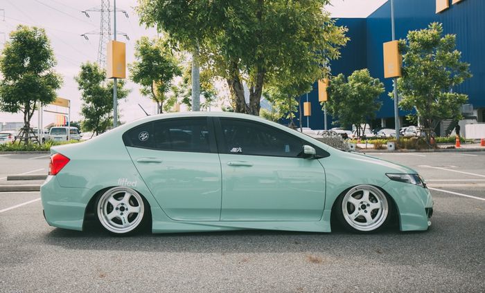 Honda City kandas ditopang suspensi udara dan pelek  W Work S1R  17x9 inci