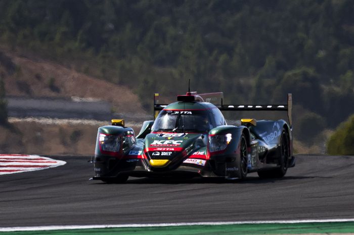 Mobil tim JOTA #28 saat menjalani sesi free practice hari Jumat (11/6) di balap ketahanan 8 Jam Portimao, Portugal