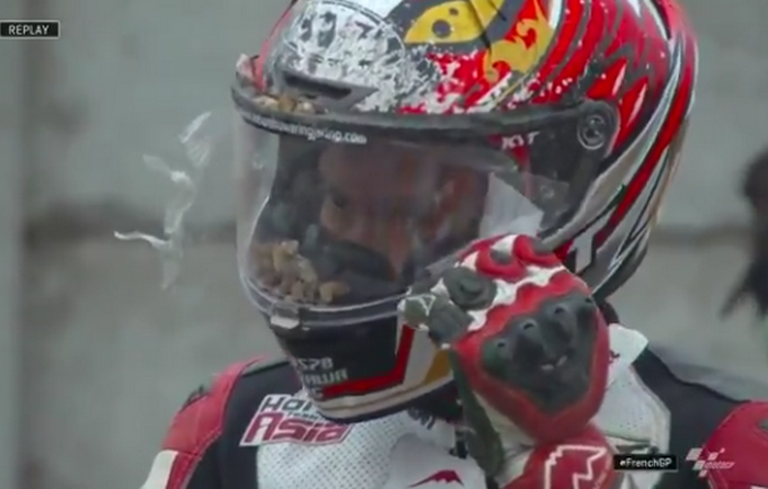 Helm Dimas Ekky dipenuhi kerikil sirkuit Le Mans setelah mengalami crash pada FP3 Moto2 Prancis