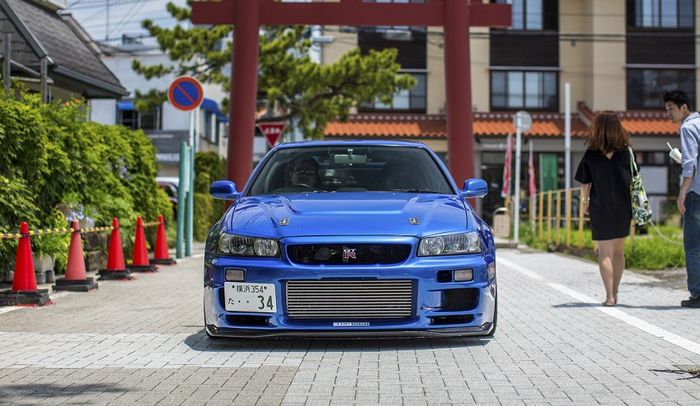 Tampilan depan Nissan GT-R R34 dengan intercooler terekspos