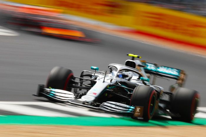 Pembalap Mercedes, Valtteri Bottas mengungguli rekan setimnya, Lewis Hamilton untuk meraih pole position, berikut hasil Kualifikasi F1 Inggris 2019