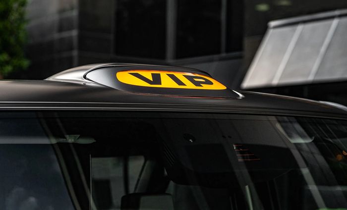 Logo taksi VIP tersemat di atap TX5 Kahn