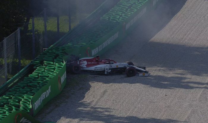 Tak lama berselang Red Flag harus dikibarkan, usai pembalap Kimi Raikkonen (Alfa Romeo) menabrak dindin pembatas