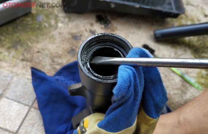 Saat mencongkel sil sok Honda BeAT, jangan lupa alasi obengnya biar tidak baret