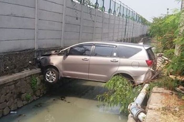 Toyota Kijang Innova melayang di atas selokan