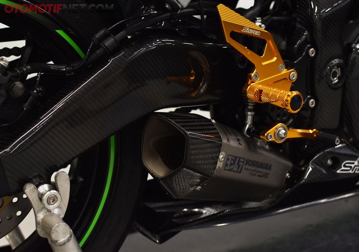 Knalpot full system Yoshimura, muncul di bawah lengan ayun Kawasaki Ninja ZX-25R berlapis carbon