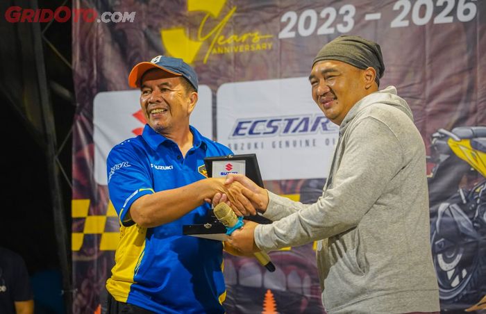 Penyerahan penghargaan kepada Hendrawan perwakilan Suzuki Indonesia (kiri) sebagai sponsor dari Berlan Ketua Umum VION