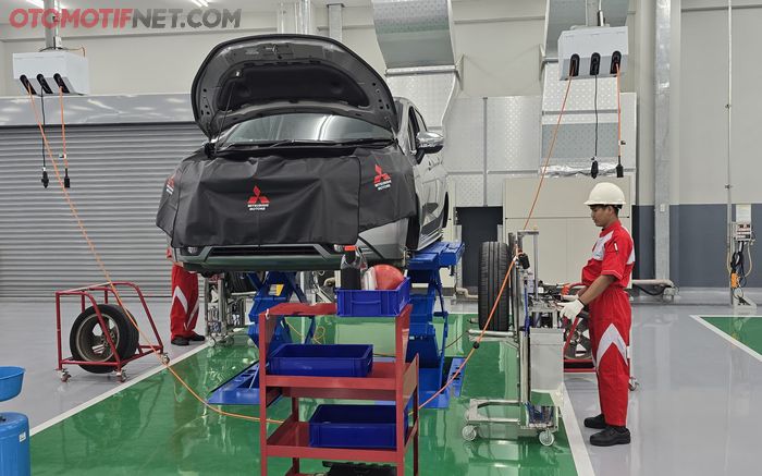 Ilustrasi kegiatan pelatihan pengecekan roda menggunakan alat mutakhir di Mitsubishi Training Center Cibitung