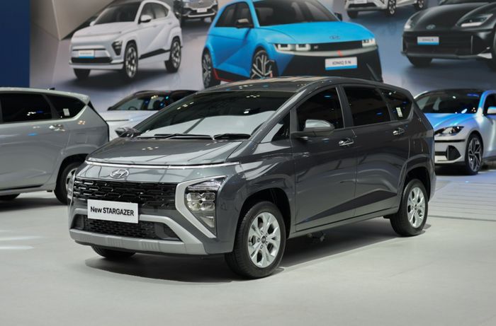 Tampak samping  Hyundai STARGAZER