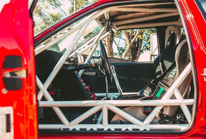Tampilan kabin balap modifikasi Toyota Trueno AE86 bermesin Ferrari