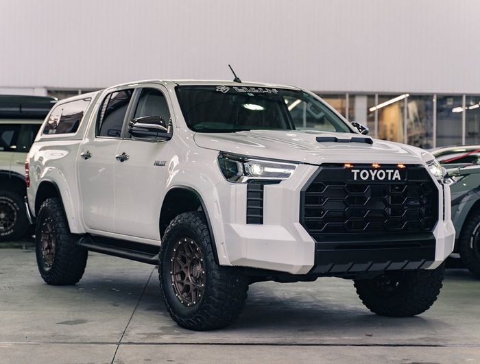 Modifikasi Toyota Hilux berwajah Tundra ini dipasok setup kaki-kaki berotot