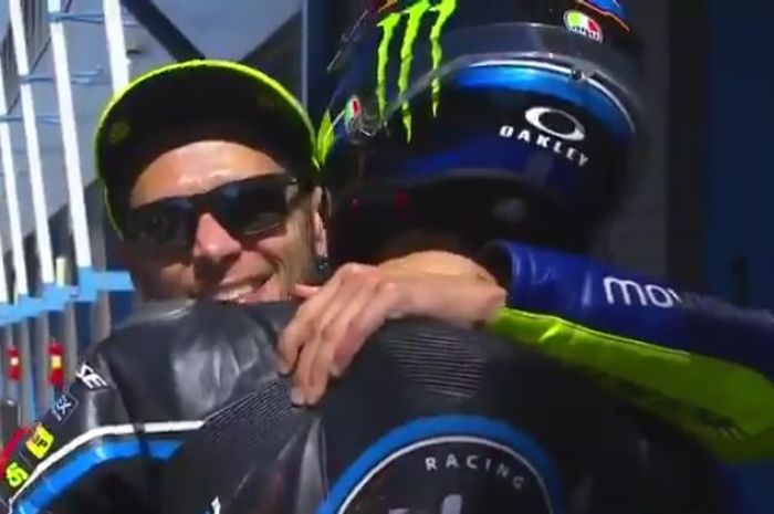 Valentino Rossi beri pelukan selamat kepada adiknya Luca Marini yang meraih start di barisan depan Moto2 Belanda