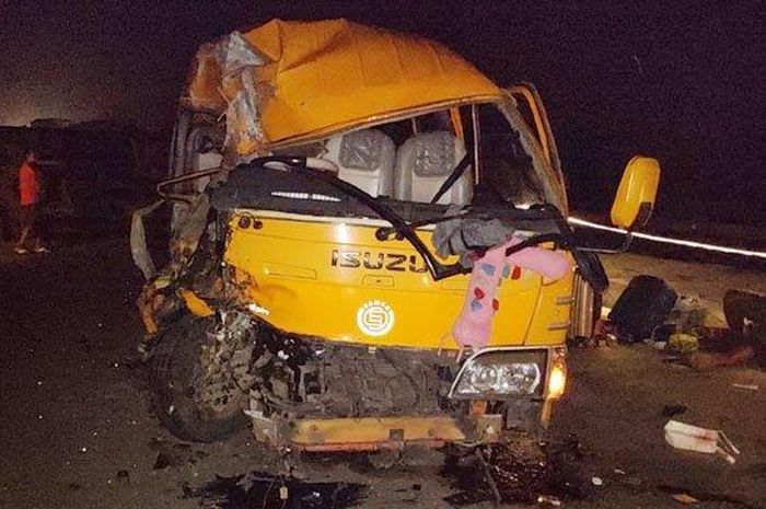 Kondisi Isuzu Elf yang terkoyak setelah tabrakan dengan truk di Duduksampeyan, Gresik, Jawa Timur, (20/5/22)