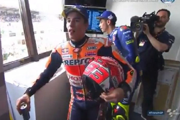 Marc Marquez dan Valentino Rossi menunggu momen penyerahan piala MotoGP Prancis 2018, Minggu (20/5/2018).