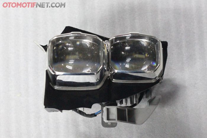 Ini lampu proyektor Mitsubishi Pajero Sport yang dipasang di Honda ADV150