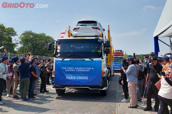 Seremonial pengiriman pertama ekspor Toyota Yaris Cross buatan Karawang, Jawa Barat.