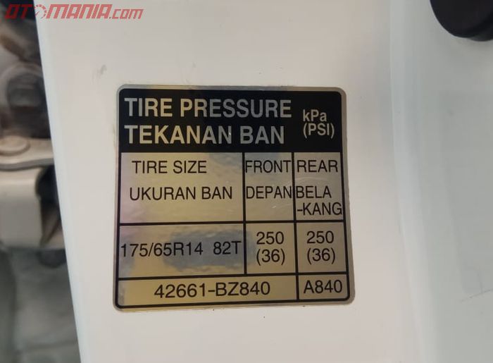 Petunjuk tekanan angin ban ada di pilar pintu bagian pengendara