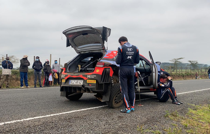 Thierry neuville harus mengubur mimpinya untuk memenangkan Reli Safari setelah suspeni kanan belakang mobil Hyundai i20 miliknya rusak