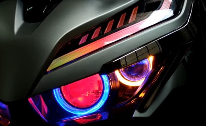 Bukan cuma projektor, Honda Vario 150 ini juga pasang alis dan lampu sign custom