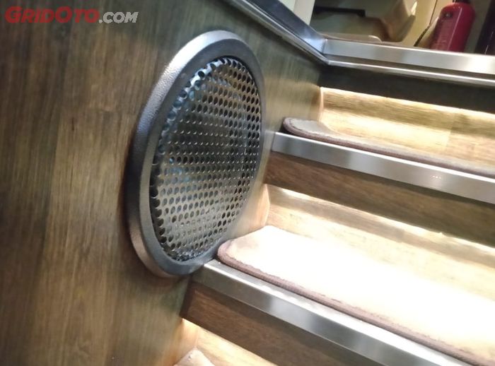 Speaker terselip di area tangga dengan karpet yang bisa dilepas pasang