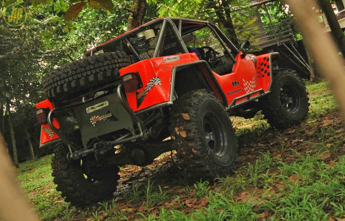 Jeep CJ-7 kompetisi ini dipasangi ban Simex Extreme Trekker 35x10.5R15 serta pelek custom dari OEM Land Cruiser. 