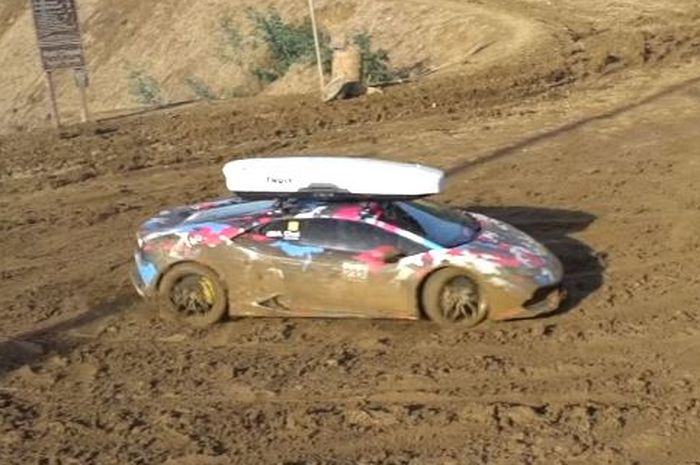 Lamborghini Huracan beraksi di medan lumpur