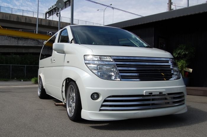 Nissan Elgrand dimodif jadi mobil drag race