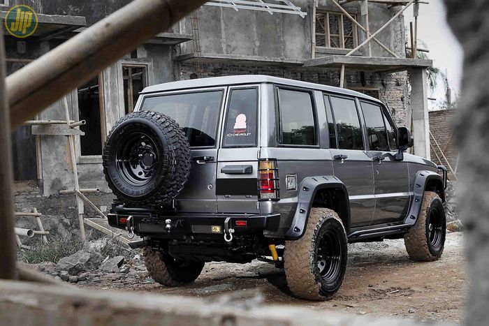 Isuzu Trooper ini makin gahar setelah dipasangi overfender custom ala Bushwacker. 