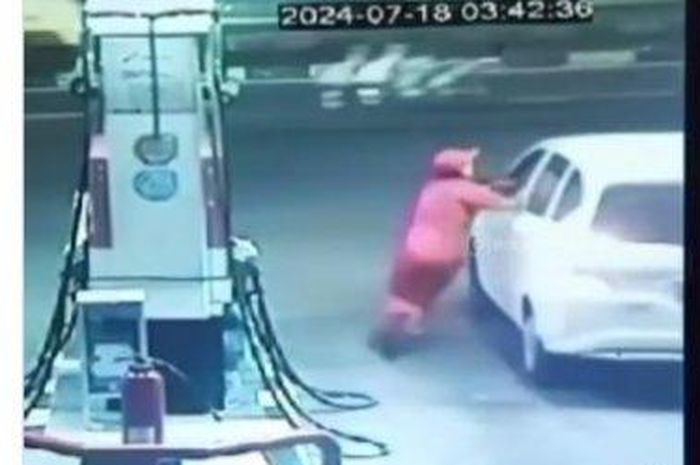 Mobil putih seret petugas SPBU usai kabur setelah isi BBM dan tidak mau bayar.