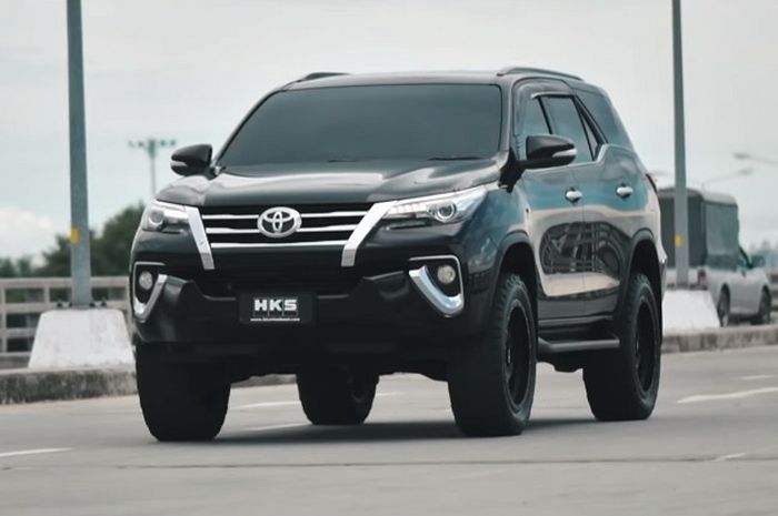 Modifikasi Toyota Fortuner tampil gagah dengan kaki-kaki jangkung