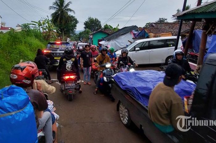 Untuk menjangkau wilayah sulit, pendistribusian logistik bantuan untuk korban bencana gempa bumi Cianjur menggunakan motor.