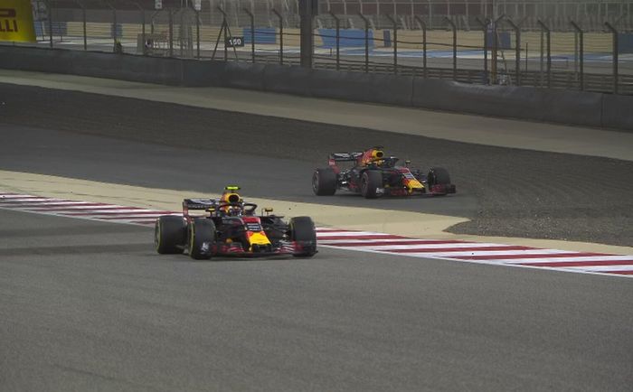 Mobil Daniel Ricciardo (belakang) terpaksa berhenti di awal balapan