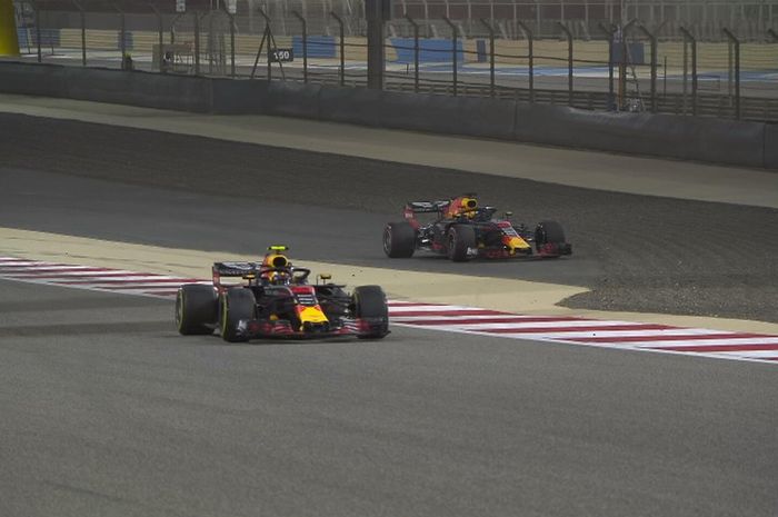 Daniel Ricciardo (kanan) DNF, Max Verstappen (kiri) melambat setelah bertarung melawan Hamilton