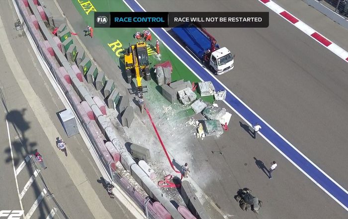 Petugas di sirkuit Sochi perlu waktu lama untuk memberesi pagar sirkuit yang berantakan, race 2 F2 Rusia 2020 pun tidak dilanjutkan