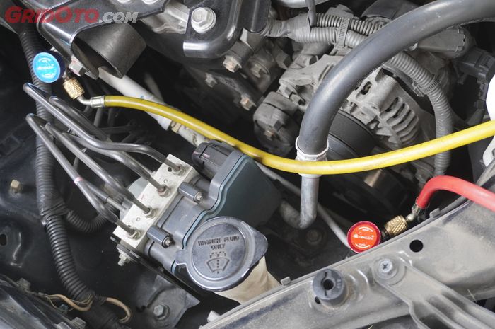 Mengecek tekanan freon secara berkala untuk memonitor kondisi AC mobil