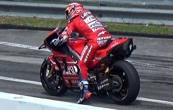 Bagian belakang motor Ducati Andrea Dovizioso tampak turun ketika aktifkan fitur Holeshot Device