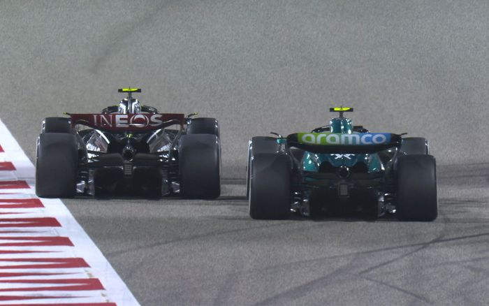 Lewis Hamilton (kiri) terlibat duel jarak dekat dengan Fernando Alonso di lap 39 balap F1 Bahrain 2023 saat memperebutkan posisi keenam